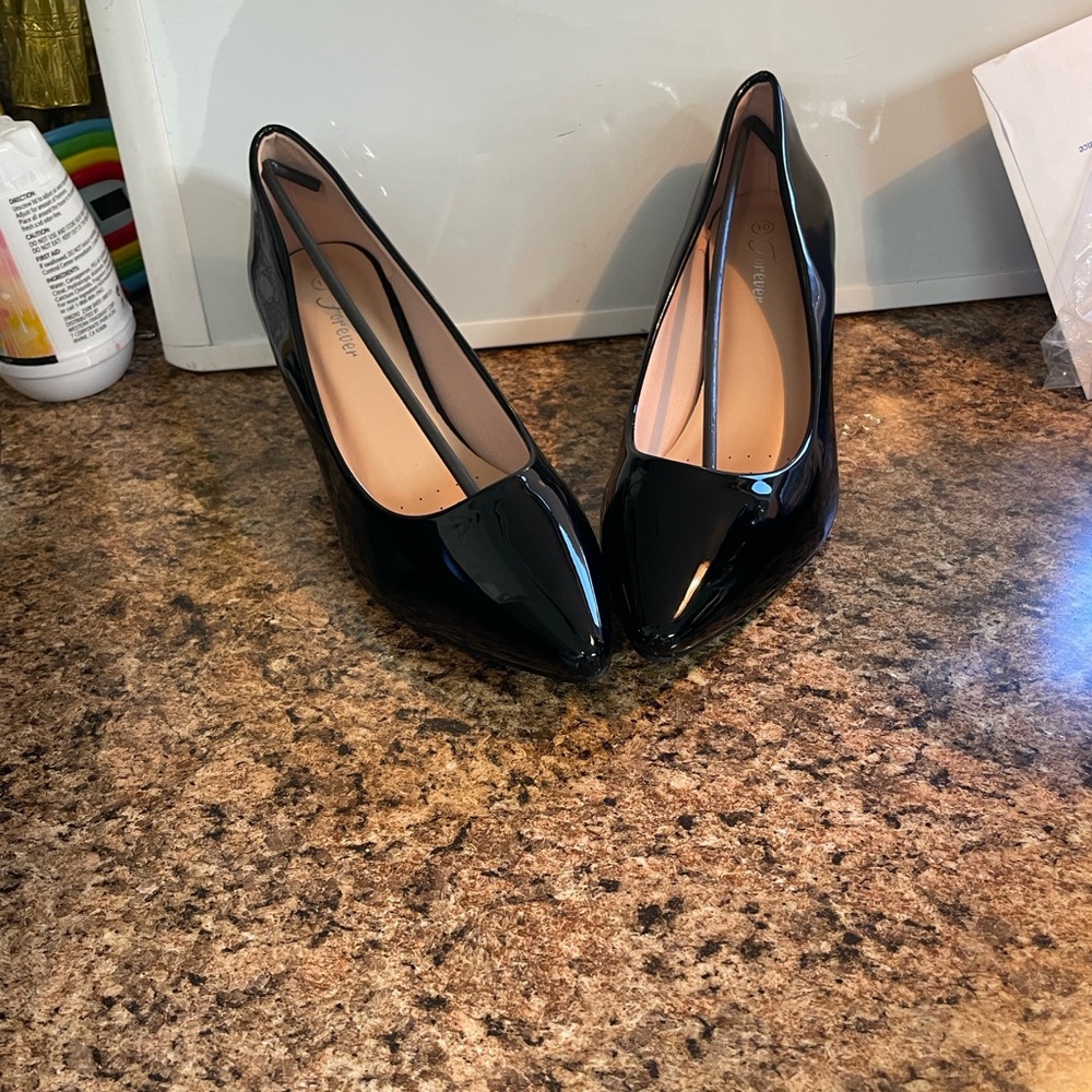 Classic Pointed-Toe Patent Pumps - Black